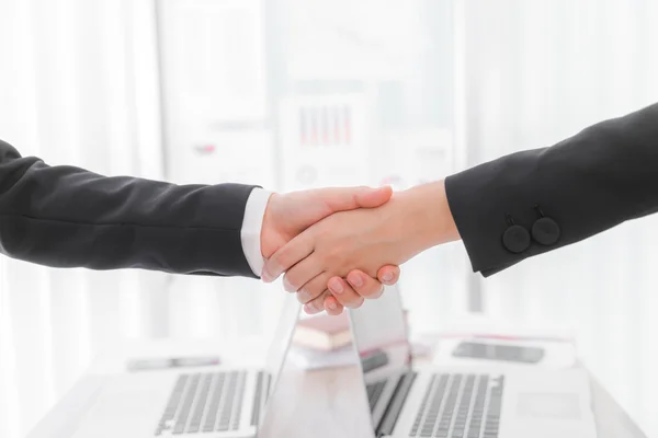 Gente de negocios dando la mano sobre el ordenador portátil — Foto de Stock