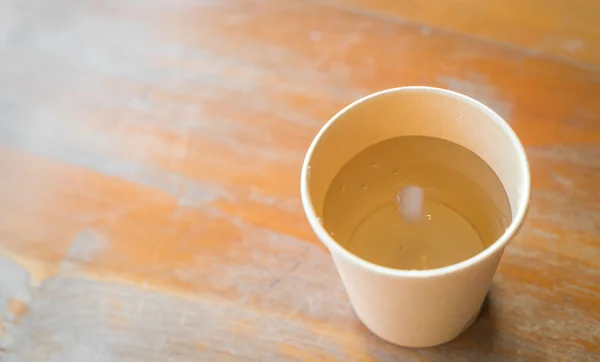 Agua en vasos de papel — Foto de Stock