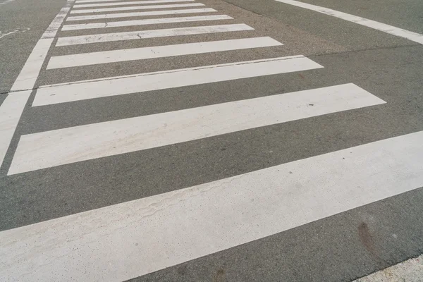 Зебра пересекает дорогу, изображения высокой четкости — стоковое фото