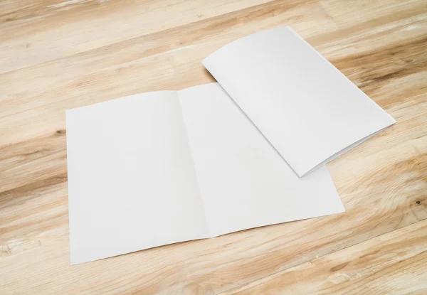 Bifold papel de plantilla blanco sobre textura de madera —  Fotos de Stock