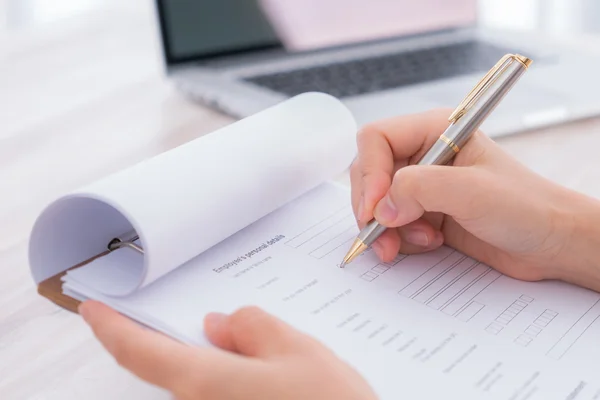 Hand met pen boven toepassing voor — Stockfoto