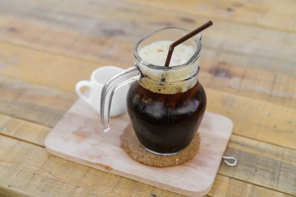 Ice koude koffie op een houten tafel — Stockfoto