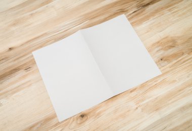 Bifold beyaz şablon Kağıt ahşap doku üzerinde