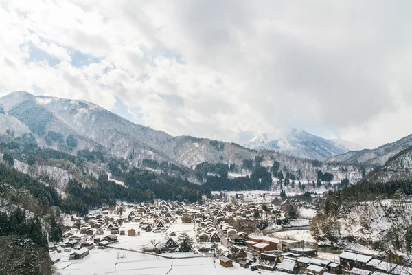 Schönes Dorf in den winterlichen Bergen — Stockfoto