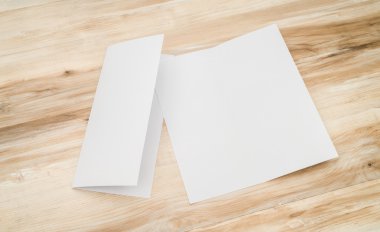 Bifold beyaz şablon Kağıt ahşap doku üzerinde