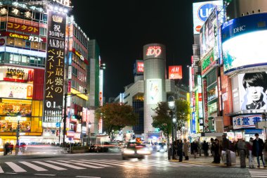 Tokyo, Japonya - Kasım 25: Yayalar Shibuya Crossing üzerinde çapraz 