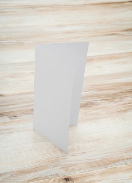 Papel modelo branco bifold na textura da madeira — Fotografia de Stock