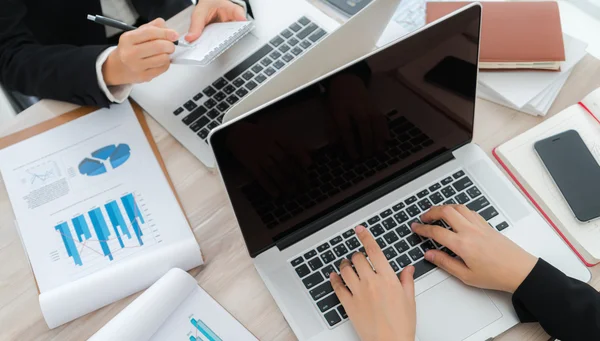 Gente de negocios usando computadoras portátiles — Foto de Stock