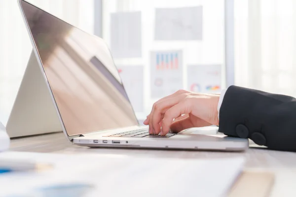 Business woman typing — Stock Photo, Image