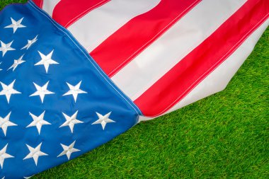 çimlerin üzerine Amerikan bayrağı