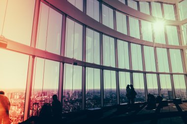 Gözlem windows yakınındaki insanlar Silhouettes  