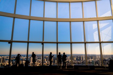 Gözlem windows yakınındaki insanlar Silhouettes  