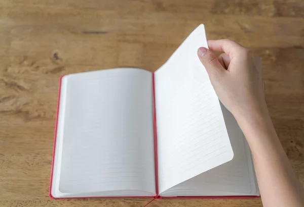 Handen openstellen lege catalogus, tijdschriften, boek mock op houten tafel — Stockfoto