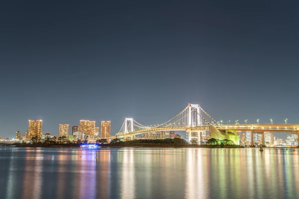 Skyline di Tokyo con ponte arcobaleno di Tokyo — Foto Stock
