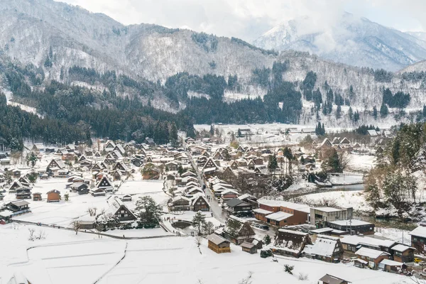 Hermoso pueblo en las montañas de invierno — Foto de Stock