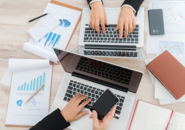 Dizüstü bilgisayarlar kullanarak iş adamları