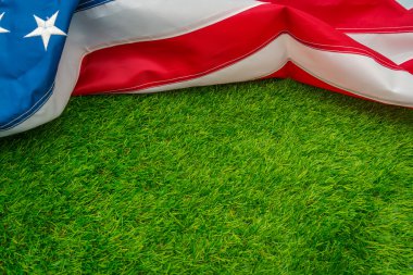 çimlerin üzerine Amerikan bayrağı
