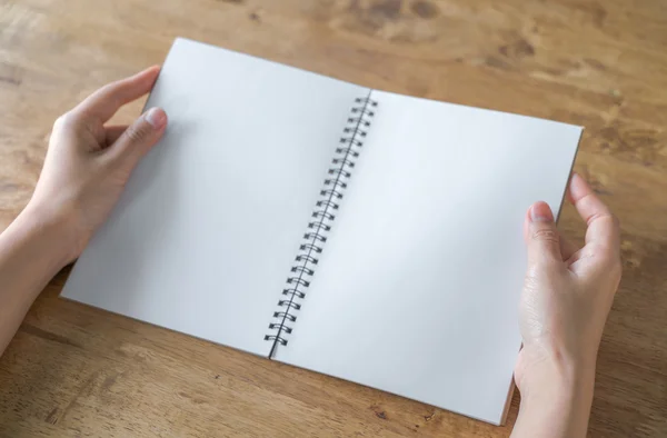 Mani aperte Catalogo in bianco, riviste, libro modello su tavolo in legno — Foto Stock