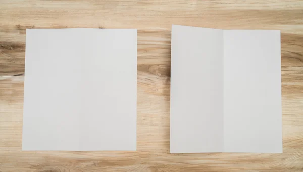 Papel modelo branco bifold na textura da madeira — Fotografia de Stock