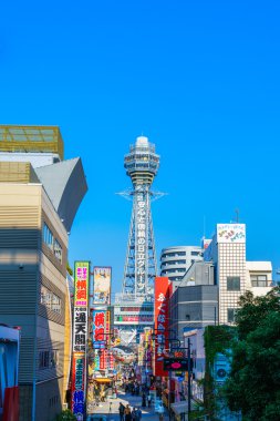 Osaka, Japonya - 30 Kasım 2015: Shinsekai Tsutenkaku Kulesi 