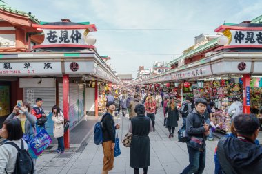 Tokyo, Japonya - 24 Kasım 2015: turist Nakamise Dori üzerinde yürümek 