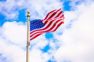 Mavi gökyüzünde Amerikan bayrağı