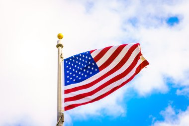 Mavi gökyüzünde Amerikan bayrağı