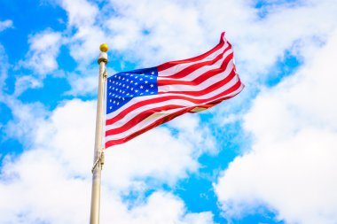 Mavi gökyüzünde Amerikan bayrağı