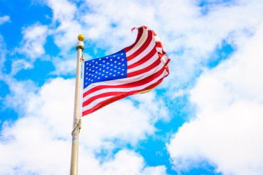 Mavi gökyüzünde Amerikan bayrağı
