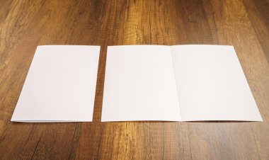 Bifold beyaz şablon Kağıt ahşap doku üzerinde