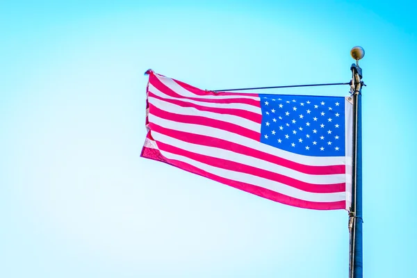 Drapeau américain sur ciel bleu — Photo