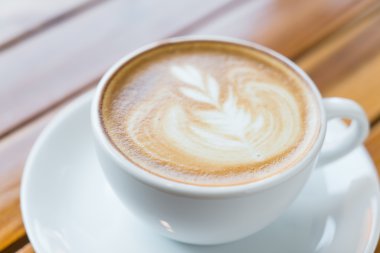 Ahşap masadaki Latte Kahve Sanatı
