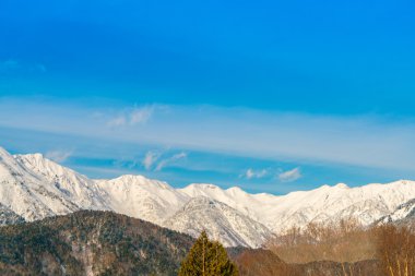 Japonya kış dağ kar ile kaplı
