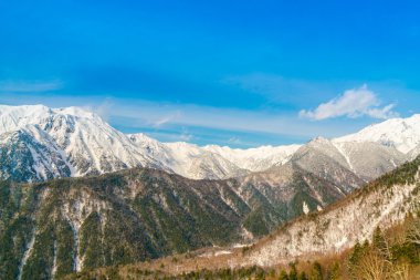 Japonya kış dağ kar ile kaplı