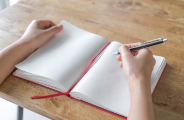 Elleri boş katalog, dergi, kitap sahte ahşap masa üzerinde aç kapıyı 