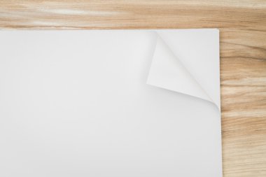 Gerçek kağıt köşe kat ahşap arka plan üzerinde