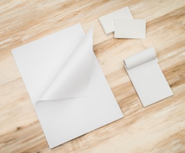 İsim kartı ve ahşap arka plan üzerinde beyaz şablon kağıt