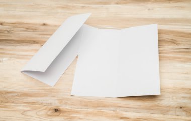 Bifold beyaz şablon Kağıt ahşap doku üzerinde