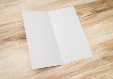 Bifold beyaz şablon Kağıt ahşap doku üzerinde