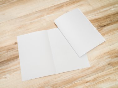 Bifold beyaz şablon Kağıt ahşap doku üzerinde