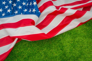 çimlerin üzerine Amerikan bayrağı