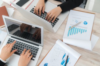 Dizüstü bilgisayarlar kullanarak iş adamları