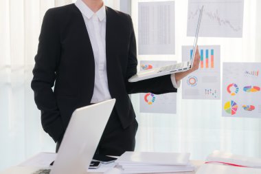 Dizüstü bilgisayar ve mali grafikleri toplantı o kullanarak iş adamları