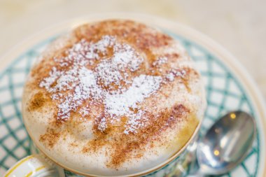 Ahşap masadaki Latte Kahve Sanatı