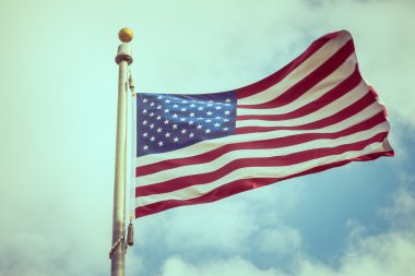 Mavi gökyüzünde Amerikan bayrağı