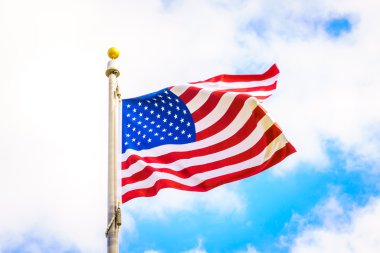 Mavi gökyüzünde Amerikan bayrağı