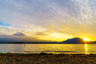 güzel gün batımı ve dağlar