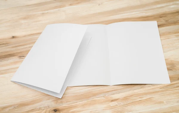 Papier biały szablon Bifold na tekstury drewna — Zdjęcie stockowe