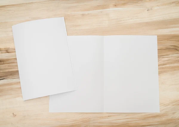 Papel modelo branco bifold na textura da madeira — Fotografia de Stock