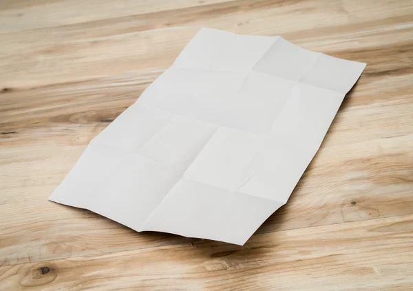 Papel modelo branco sobre textura de madeira — Fotografia de Stock